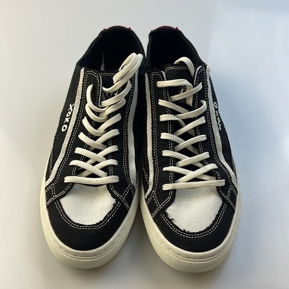 XOXO Unisex Kicks - Picture 4 of 8